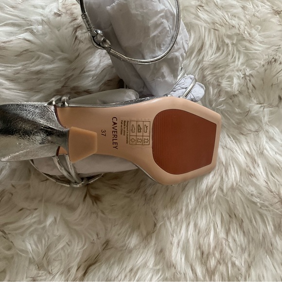 Caverley silver Kolt heel in size 7. Never worn. - Picture 5 of 6